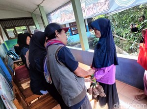 Calon Murid MTs Pakis Banyumas Bawa Hasil Bumi untuk Daftar Ulang, Ini Alasannya