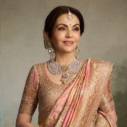 Bikin Salah Fokus, Nita Ambani Pakai Kalung Berlian 180 Karat