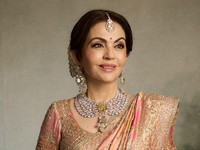 Bikin Salah Fokus, Nita Ambani Pakai Kalung Berlian 180 Karat