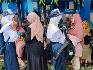 Cerita Ortu di Ciamis Ramai-ramai Dampingi Anak di Hari Pertama Sekolah