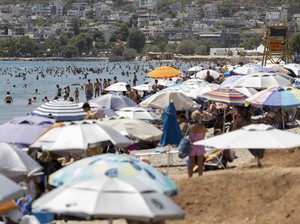 Saking Panasnya Yunani, Turis Tewas Saat Berenang di Pantai