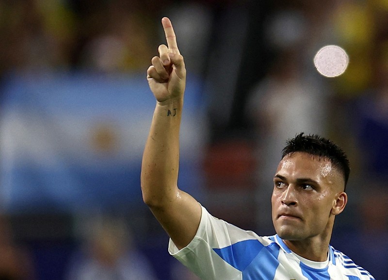 Penyerang Argentina Nicolas Gonzalez (15) mengontrol bola dari gelandang Kolombia Richard Rios (6) di babak kedua saat Final Copa America di Stadion Hard Rock. (USA TODAY Sports via Reuters Con/Nathan Ray Seebeck) Penyerang Argentina Nicolas Gonzalez (15) mengontrol bola dari gelandang Kolombia Richard Rios (6) di babak kedua saat Final Copa America di Stadion Hard Rock. (USA TODAY Sports via Reuters Con/Nathan Ray Seebeck)