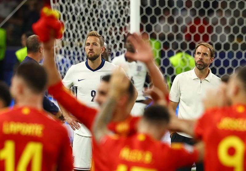 Alvaro Morata dari Spanyol mengangkat trofi saat mereka merayakan kemenangan Euro 2024. (REUTERS/Lee Smith)