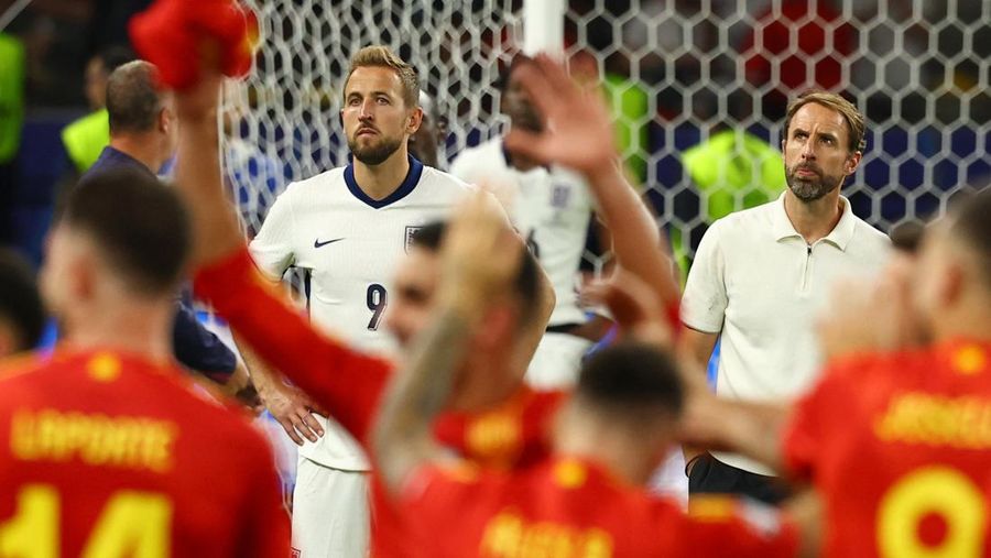 Alvaro Morata dari Spanyol mengangkat trofi saat mereka merayakan kemenangan Euro 2024. (REUTERS/Lee Smith)