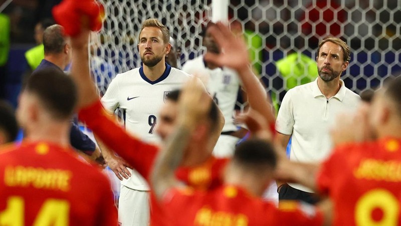 Alvaro Morata dari Spanyol mengangkat trofi saat mereka merayakan kemenangan Euro 2024. (REUTERS/Lee Smith)