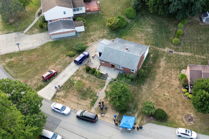 Pemandangan dari udara menunjukkan kendaraan anggota penegak hukum yang bekerja di rumah Thomas Matthew Crooks yang berusia 20 tahun, yang disebut oleh FBI sebagai Pemandangan dari udara menunjukkan kendaraan anggota penegak hukum yang bekerja di rumah Thomas Matthew Crooks yang berusia 20 tahun, yang disebut oleh FBI sebagai