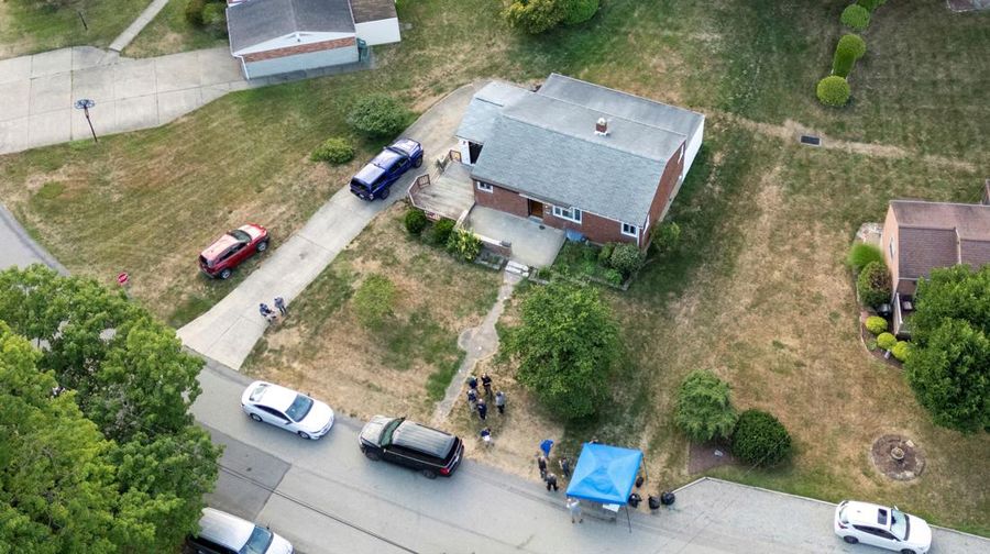 Pemandangan dari udara menunjukkan kendaraan anggota penegak hukum yang bekerja di rumah Thomas Matthew Crooks yang berusia 20 tahun, yang disebut oleh FBI sebagai 