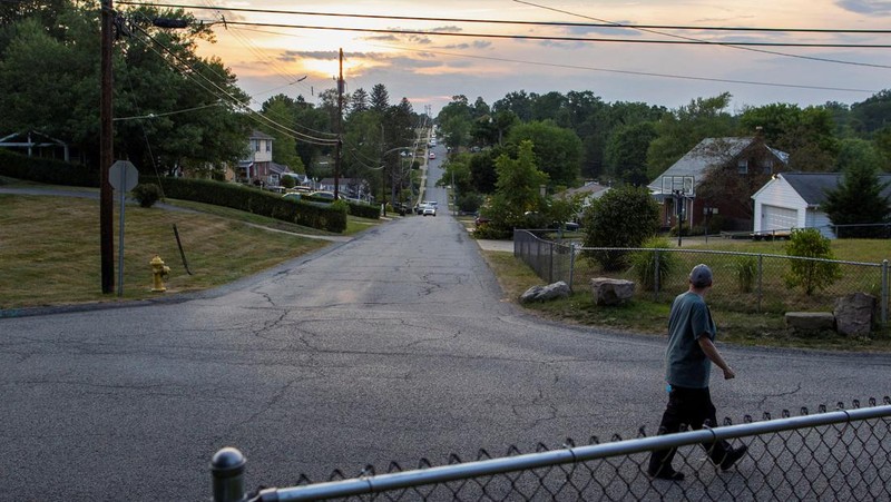 Una vista aérea muestra los vehículos de los agentes del orden trabajando en la casa de Thomas Matthew Crooks, de 20 años, identificado por el FBI. 