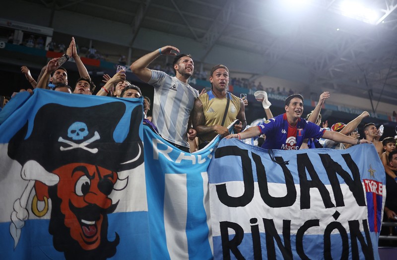 Penyerang Argentina Nicolas Gonzalez (15) mengontrol bola dari gelandang Kolombia Richard Rios (6) di babak kedua saat Final Copa America di Stadion Hard Rock. (USA TODAY Sports via Reuters Con/Nathan Ray Seebeck) Penyerang Argentina Nicolas Gonzalez (15) mengontrol bola dari gelandang Kolombia Richard Rios (6) di babak kedua saat Final Copa America di Stadion Hard Rock. (USA TODAY Sports via Reuters Con/Nathan Ray Seebeck)