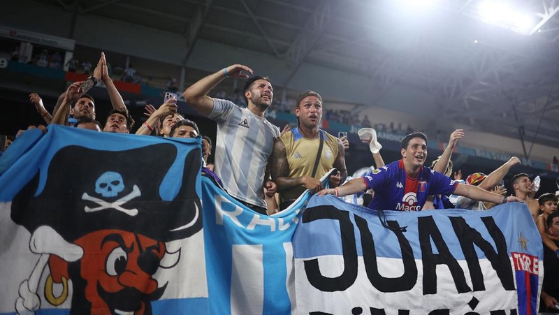 Penyerang Argentina Nicolas Gonzalez (15) mengontrol bola dari gelandang Kolombia Richard Rios (6) di babak kedua saat Final Copa America di Stadion Hard Rock. (USA TODAY Sports via Reuters Con/Nathan Ray Seebeck)