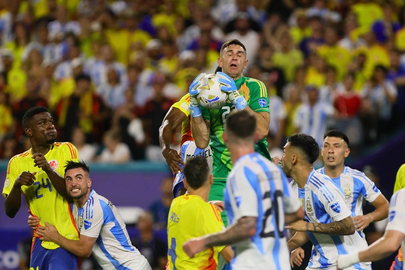 Penyerang Argentina Nicolas Gonzalez (15) mengontrol bola dari gelandang Kolombia Richard Rios (6) di babak kedua saat Final Copa America di Stadion Hard Rock. (USA TODAY Sports via Reuters Con/Nathan Ray Seebeck) Penyerang Argentina Nicolas Gonzalez (15) mengontrol bola dari gelandang Kolombia Richard Rios (6) di babak kedua saat Final Copa America di Stadion Hard Rock. (USA TODAY Sports via Reuters Con/Nathan Ray Seebeck)