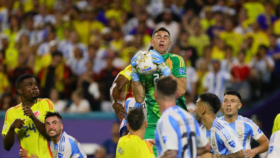 Penyerang Argentina Nicolas Gonzalez (15) mengontrol bola dari gelandang Kolombia Richard Rios (6) di babak kedua saat Final Copa America di Stadion Hard Rock. (USA TODAY Sports via Reuters Con/Nathan Ray Seebeck)