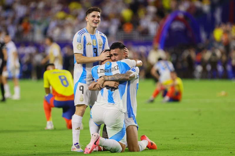 Penyerang Argentina Nicolas Gonzalez (15) mengontrol bola dari gelandang Kolombia Richard Rios (6) di babak kedua saat Final Copa America di Stadion Hard Rock. (USA TODAY Sports via Reuters Con/Nathan Ray Seebeck) Penyerang Argentina Nicolas Gonzalez (15) mengontrol bola dari gelandang Kolombia Richard Rios (6) di babak kedua saat Final Copa America di Stadion Hard Rock. (USA TODAY Sports via Reuters Con/Nathan Ray Seebeck)
