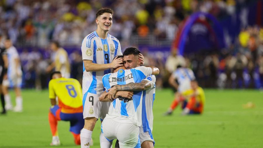Penyerang Argentina Nicolas Gonzalez (15) mengontrol bola dari gelandang Kolombia Richard Rios (6) di babak kedua saat Final Copa America di Stadion Hard Rock. (USA TODAY Sports via Reuters Con/Nathan Ray Seebeck)