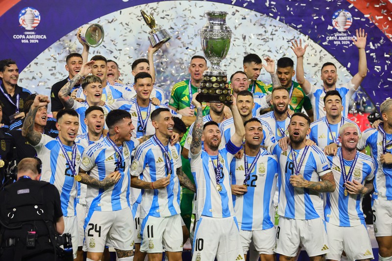 Penyerang Argentina Nicolas Gonzalez (15) mengontrol bola dari gelandang Kolombia Richard Rios (6) di babak kedua saat Final Copa America di Stadion Hard Rock. (USA TODAY Sports via Reuters Con/Nathan Ray Seebeck) Penyerang Argentina Nicolas Gonzalez (15) mengontrol bola dari gelandang Kolombia Richard Rios (6) di babak kedua saat Final Copa America di Stadion Hard Rock. (USA TODAY Sports via Reuters Con/Nathan Ray Seebeck)