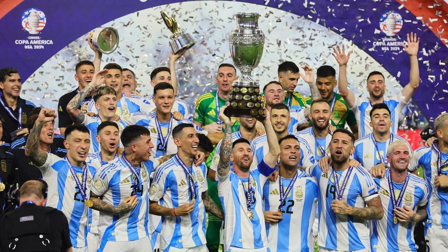 Penyerang Argentina Lionel Messi (10) dan rekan satu timnya merayakan setelah memenangkan final Copa America melawan Kolombia di Stadion Hard Rock, Miami, Florida, AS. (USA TODAY Sports via Reuters Con/Sam Navarro)