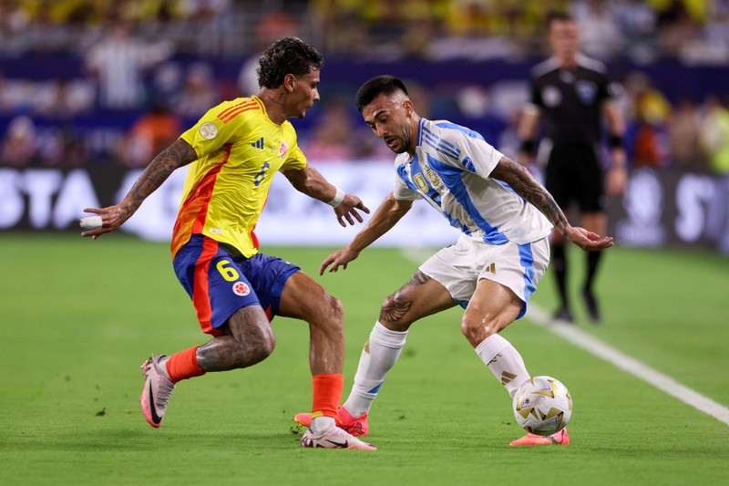 Penyerang Argentina Nicolas Gonzalez (15) mengontrol bola dari gelandang Kolombia Richard Rios (6) di babak kedua saat Final Copa America di Stadion Hard Rock. (USA TODAY Sports via Reuters Con/Nathan Ray Seebeck) Penyerang Argentina Nicolas Gonzalez (15) mengontrol bola dari gelandang Kolombia Richard Rios (6) di babak kedua saat Final Copa America di Stadion Hard Rock. (USA TODAY Sports via Reuters Con/Nathan Ray Seebeck)