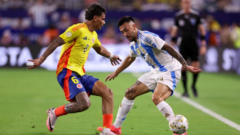 Penyerang Argentina Nicolas Gonzalez (15) mengontrol bola dari gelandang Kolombia Richard Rios (6) di babak kedua saat Final Copa America di Stadion Hard Rock. (USA TODAY Sports via Reuters Con/Nathan Ray Seebeck)