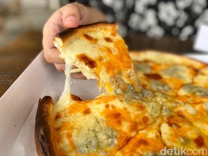 Pizza Viral dengan Topping Melimpah Dijual di Perumahan Mewah