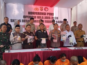 Polisi Temukan Banyak Bong Saat Operasi Narkoba di Rumah Warga Kalipasir
