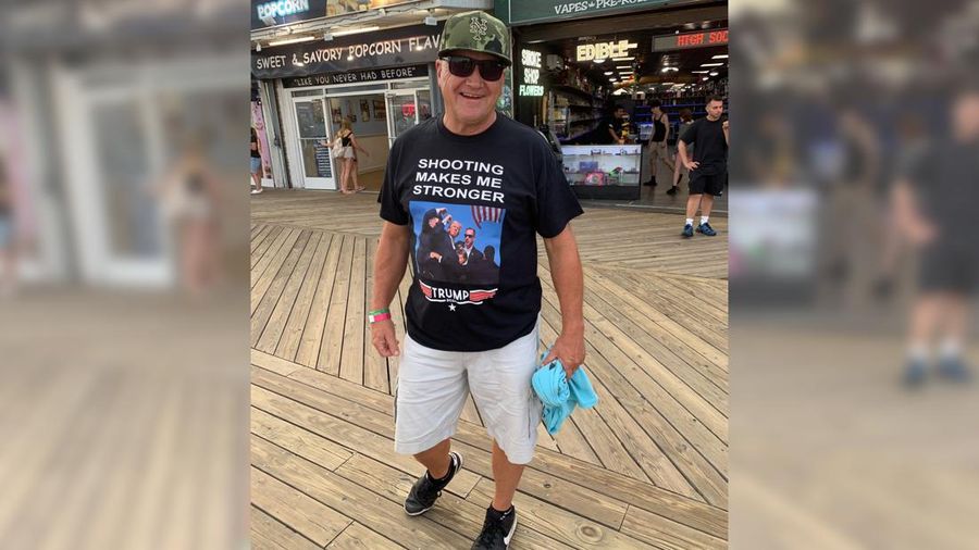T-shirt yang merujuk pada penembakan mantan Presiden Donald Trump terjual dengan cepat di trotoar di Wildwood, N.J. pada tanggal 15 Juli 2024, kurang dari 48 jam setelah kejadian tersebut. (AP Photo/Wayne Parry)