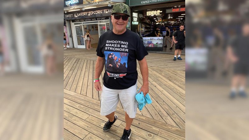 T-shirt yang merujuk pada penembakan mantan Presiden Donald Trump terjual dengan cepat di trotoar di Wildwood, N.J. pada tanggal 15 Juli 2024, kurang dari 48 jam setelah kejadian tersebut. (AP Photo/Wayne Parry)