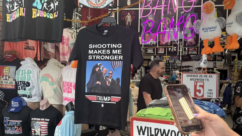 T-shirt yang merujuk pada penembakan mantan Presiden Donald Trump terjual dengan cepat di trotoar di Wildwood, N.J. pada tanggal 15 Juli 2024, kurang dari 48 jam setelah kejadian tersebut. T-shirt yang merujuk pada penembakan mantan Presiden Donald Trump terjual dengan cepat di trotoar di Wildwood, N.J. pada tanggal 15 Juli 2024, kurang dari 48 jam setelah kejadian tersebut. (AP Photo/Wayne Parry)