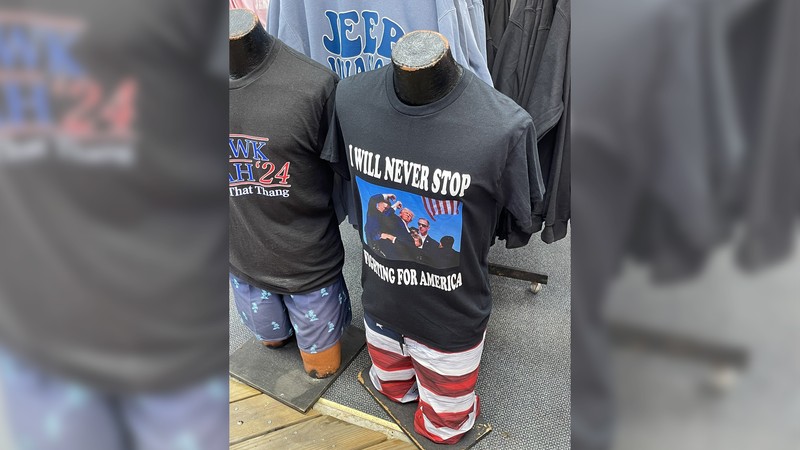 T-shirt yang merujuk pada penembakan mantan Presiden Donald Trump terjual dengan cepat di trotoar di Wildwood, N.J. pada tanggal 15 Juli 2024, kurang dari 48 jam setelah kejadian tersebut. T-shirt yang merujuk pada penembakan mantan Presiden Donald Trump terjual dengan cepat di trotoar di Wildwood, N.J. pada tanggal 15 Juli 2024, kurang dari 48 jam setelah kejadian tersebut. (AP Photo/Wayne Parry)