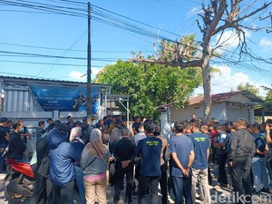 Karyawan Bandara Lombok Demonstrasi Tuntut APS Penuhi Hak Pekerja