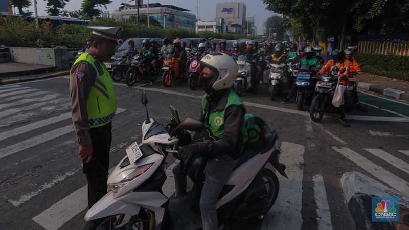 Sejumlah petugas kepolisian mengatur arus lalu lintas saat penerapan Operasi Patuh Jaya di kawasan Tomang, Jakarta Barat, Senin (15/7/2024). Korps Lalu Lintas (Korlantas) Polri menggelar Operasi Patuh Jaya 2024 yang berlangsung pada 15 - 28 Juli mendatang. (CNBC Indonesia/Faisal Rahman) Sejumlah petugas kepolisian mengatur arus lalu lintas saat penerapan Operasi Patuh Jaya di kawasan Tomang, Jakarta Barat, Senin (15/7/2024). Korps Lalu Lintas (Korlantas) Polri menggelar Operasi Patuh Jaya 2024 yang berlangsung pada 15 - 28 Juli mendatang. (CNBC Indonesia/Faisal Rahman)