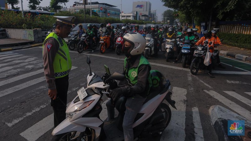 Sejumlah petugas kepolisian mengatur arus lalu lintas saat penerapan Operasi Patuh Jaya di kawasan Tomang, Jakarta Barat, Senin (15/7/2024). Korps Lalu Lintas (Korlantas) Polri menggelar Operasi Patuh Jaya 2024 yang berlangsung pada 15 - 28 Juli mendatang. (վ/Faisal Rahman)