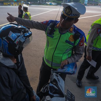 Prittt! Ada Operasi Patuh Jaya, Polisi Setop Pemotor Tak Pakai Helm