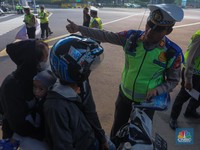 Prittt! Ada Operasi Patuh Jaya, Polisi Setop Pemotor Tak Pakai Helm