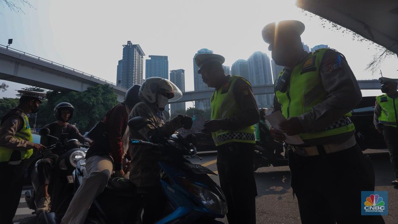Sejumlah petugas kepolisian mengatur arus lalu lintas saat penerapan Operasi Patuh Jaya di kawasan Tomang, Jakarta Barat, Senin (15/7/2024). Korps Lalu Lintas (Korlantas) Polri menggelar Operasi Patuh Jaya 2024 yang berlangsung pada 15 - 28 Juli mendatang. (վ/Faisal Rahman)