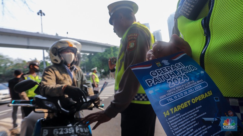 Sejumlah petugas kepolisian mengatur arus lalu lintas saat penerapan Operasi Patuh Jaya di kawasan Tomang, Jakarta Barat, Senin (15/7/2024). Korps Lalu Lintas (Korlantas) Polri menggelar Operasi Patuh Jaya 2024 yang berlangsung pada 15 - 28 Juli mendatang. (CNBC Indonesia/Faisal Rahman) Sejumlah petugas kepolisian mengatur arus lalu lintas saat penerapan Operasi Patuh Jaya di kawasan Tomang, Jakarta Barat, Senin (15/7/2024). Korps Lalu Lintas (Korlantas) Polri menggelar Operasi Patuh Jaya 2024 yang berlangsung pada 15 - 28 Juli mendatang. (CNBC Indonesia/Faisal Rahman)