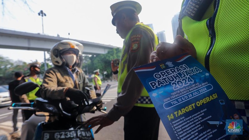 Sejumlah petugas kepolisian mengatur arus lalu lintas saat penerapan Operasi Patuh Jaya di kawasan Tomang, Jakarta Barat, Senin (15/7/2024). Korps Lalu Lintas (Korlantas) Polri menggelar Operasi Patuh Jaya 2024 yang berlangsung pada 15 - 28 Juli mendatang. (վ/Faisal Rahman)