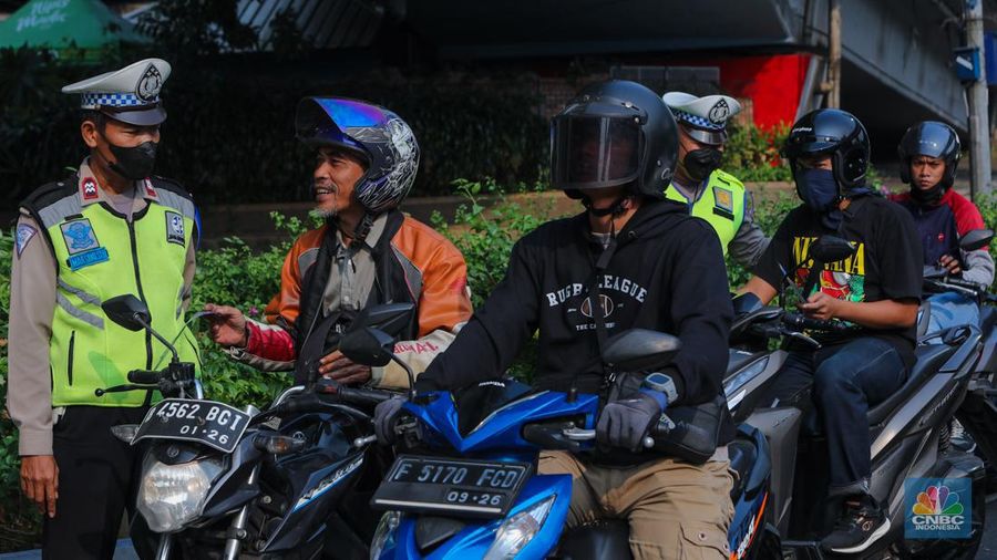 Sejumlah petugas kepolisian mengatur arus lalu lintas saat penerapan Operasi Patuh Jaya di kawasan Tomang, Jakarta Barat, Senin (15/7/2024). Korps Lalu Lintas (Korlantas) Polri menggelar Operasi Patuh Jaya 2024 yang berlangsung pada 15 - 28 Juli mendatang. (²©²ÊÍøÕ¾/Faisal Rahman)