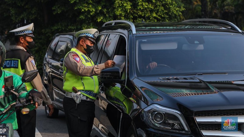 Sejumlah petugas kepolisian mengatur arus lalu lintas saat penerapan Operasi Patuh Jaya di kawasan Tomang, Jakarta Barat, Senin (15/7/2024). Korps Lalu Lintas (Korlantas) Polri menggelar Operasi Patuh Jaya 2024 yang berlangsung pada 15 - 28 Juli mendatang. (վ/Faisal Rahman)