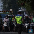 Sejumlah petugas kepolisian mengatur arus lalu lintas saat penerapan Operasi Patuh Jaya di kawasan Tomang, Jakarta Barat, Senin (15/7/2024) lalu.