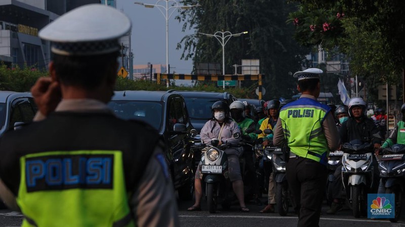 Sejumlah petugas kepolisian mengatur arus lalu lintas saat penerapan Operasi Patuh Jaya di kawasan Tomang, Jakarta Barat, Senin (15/7/2024). Korps Lalu Lintas (Korlantas) Polri menggelar Operasi Patuh Jaya 2024 yang berlangsung pada 15 - 28 Juli mendatang. (վ/Faisal Rahman)