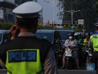 Sejumlah petugas kepolisian mengatur arus lalu lintas saat penerapan Operasi Patuh Jaya di kawasan Tomang, Jakarta Barat, Senin (15/7/2024) lalu.