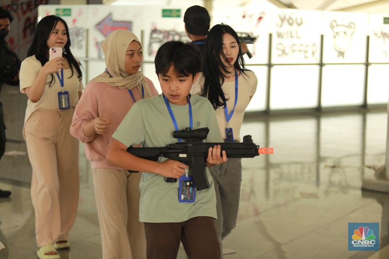 Seniman berkostum zombie menakuti penumpang LRT Jakarta di Stasiun Pegangsaan Dua Jakarta, Senin, (15/7/2024). (²©²ÊÍøÕ¾/Muhammad Sabki) Seniman berkostum zombie menakuti penumpang LRT Jakarta di Stasiun Pegangsaan Dua Jakarta, Senin, (15/7/2024). (²©²ÊÍøÕ¾/Muhammad Sabki)