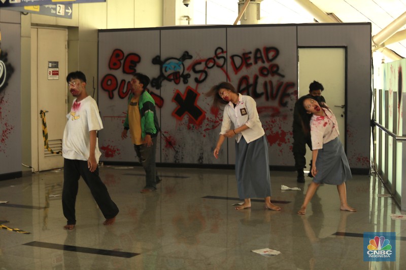 Seniman berkostum zombie menakuti penumpang LRT Jakarta di Stasiun Pegangsaan Dua Jakarta, Senin, (15/7/2024). (²©²ÊÍøÕ¾/Muhammad Sabki) Seniman berkostum zombie menakuti penumpang LRT Jakarta di Stasiun Pegangsaan Dua Jakarta, Senin, (15/7/2024). (²©²ÊÍøÕ¾/Muhammad Sabki)