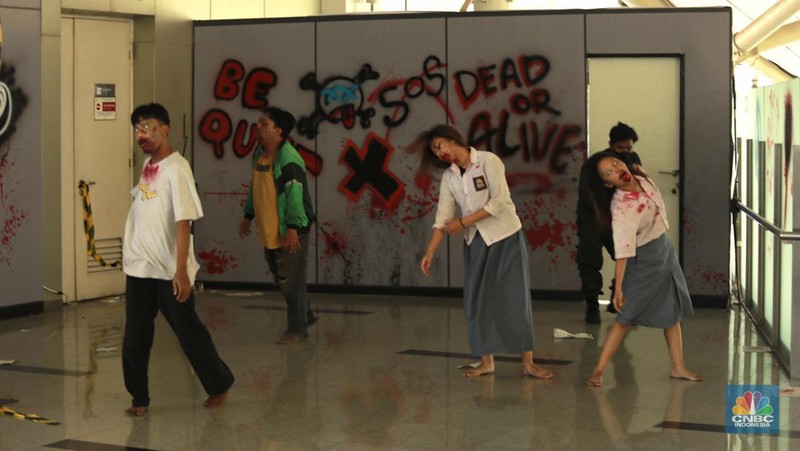 Seniman berkostum zombie menakuti penumpang LRT Jakarta di Stasiun Pegangsaan Dua Jakarta, Senin, (15/7/2024). (վ/Muhammad Sabki)