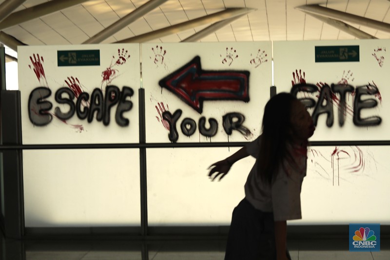 Seniman berkostum zombie menakuti penumpang LRT Jakarta di Stasiun Pegangsaan Dua Jakarta, Senin, (15/7/2024). (²©²ÊÍøÕ¾/Muhammad Sabki) Seniman berkostum zombie menakuti penumpang LRT Jakarta di Stasiun Pegangsaan Dua Jakarta, Senin, (15/7/2024). (²©²ÊÍøÕ¾/Muhammad Sabki)