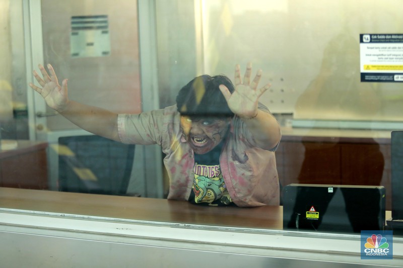 Seniman berkostum zombie menakuti penumpang LRT Jakarta di Stasiun Pegangsaan Dua Jakarta, Senin, (15/7/2024). (²©²ÊÍøÕ¾/Muhammad Sabki) Seniman berkostum zombie menakuti penumpang LRT Jakarta di Stasiun Pegangsaan Dua Jakarta, Senin, (15/7/2024). (²©²ÊÍøÕ¾/Muhammad Sabki)