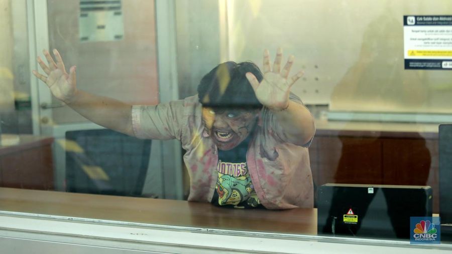 Seniman berkostum zombie menakuti penumpang LRT Jakarta di Stasiun Pegangsaan Dua Jakarta, Senin, (15/7/2024). (վ/Muhammad Sabki)
