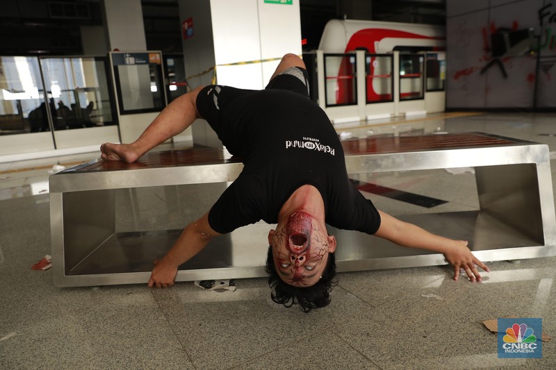 Seniman berkostum zombie menakuti penumpang LRT Jakarta di Stasiun Pegangsaan Dua Jakarta, Senin, (15/7/2024). (²©²ÊÍøÕ¾/Muhammad Sabki) Seniman berkostum zombie menakuti penumpang LRT Jakarta di Stasiun Pegangsaan Dua Jakarta, Senin, (15/7/2024). (²©²ÊÍøÕ¾/Muhammad Sabki)