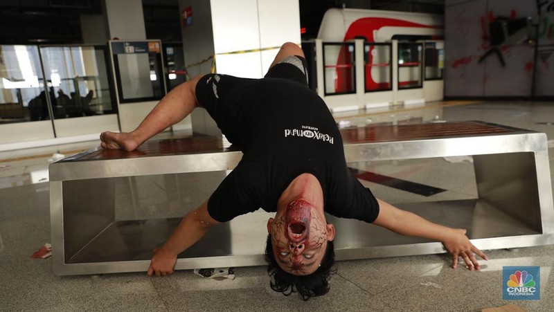 Seniman berkostum zombie menakuti penumpang LRT Jakarta di Stasiun Pegangsaan Dua Jakarta, Senin, (15/7/2024). (վ/Muhammad Sabki)