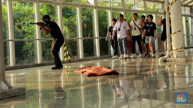 Seniman berkostum zombie menakuti penumpang LRT Jakarta di Stasiun Pegangsaan Dua Jakarta, Senin, (15/7/2024). (վ/Muhammad Sabki)